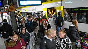 Dieser Ringzug ist zwar trotz Warnstreiks gefahren – aber wie: Bis zur Belastungsgrenze mit Menschen angefüllt erreicht er aus ...