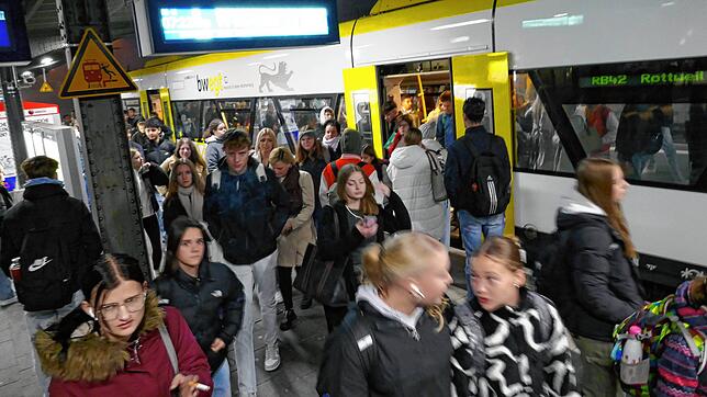 Dieser Ringzug ist zwar trotz Warnstreiks gefahren – aber wie: Bis zur Belastungsgrenze mit Menschen angefüllt erreicht er aus ...