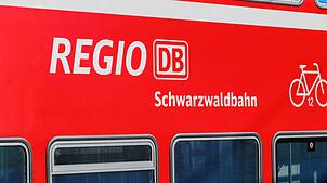 In einem Zug der Schwarzwaldbahn eskaliert im Jahr 2023 eine Fahrkartenkontrolle, die jetzt 2025 ein Nachspiel vor dem Amtsgericht ...