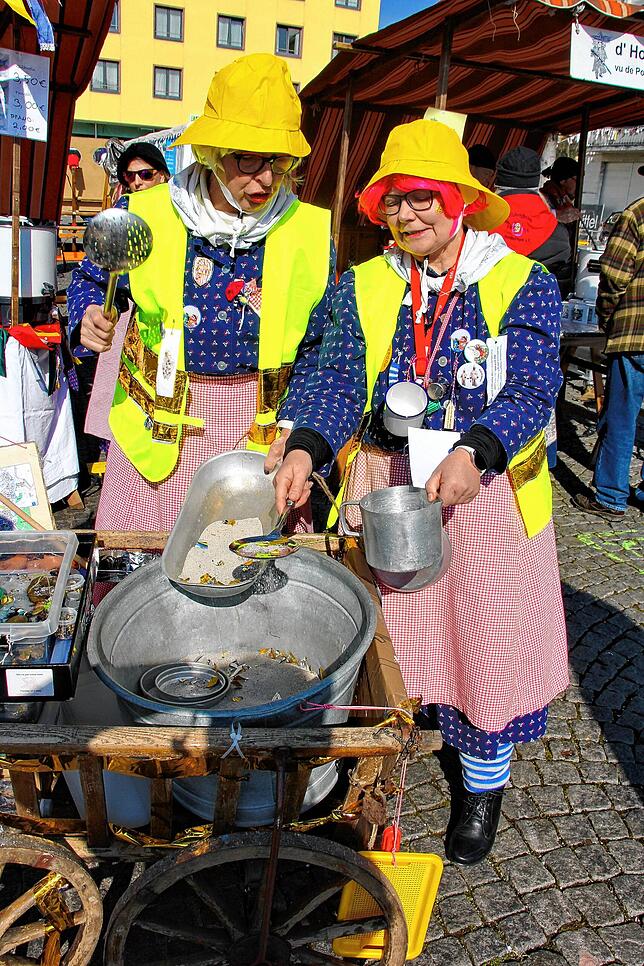 Bei Hilde Graf und Ute Fischer (von links) konnte zur Ausbesserung der Stadtkasse Gold im Aachwasser geschürft werden.