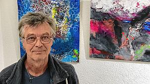 Hauptsächlich abstrakte Arbeiten zeigt Karl-Heinz Uphaus in der Ausstellung im Görwihler Rathaus, die am Samstag eröffnet wird. Foto: ...