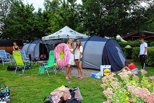 Diese Gruppe aus Stuttgart ist für ein Wochenende auf dem Campingplatz Klausenhorn. Die jungen Menschen haben im vergangenen Jahr ...