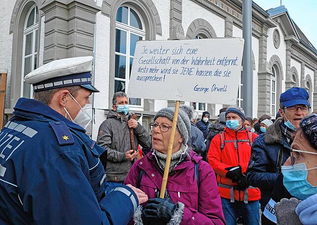 Prominente vermeintliche Kronzeugen kamen auf Transparenten zu Wort, aber auch Pegida-Parolen waren zu hören: „Wir sind das ...