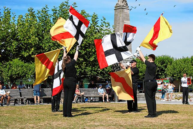 Konstanzer Flair bringen Fanfarenzug und Fahnenschwinger auf die Festmeile.
