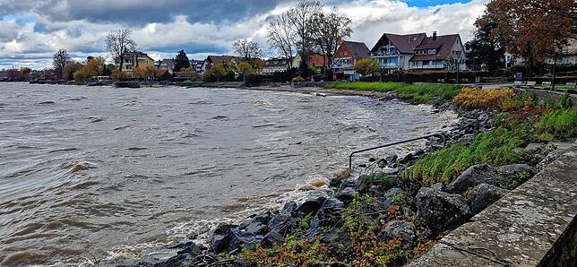 An Land konnte die Frau an den bereits alarmierten Rettungsdienst übergeben werden.