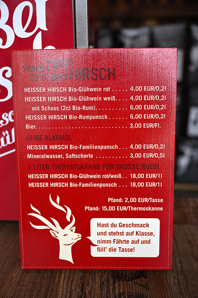 Preise für den Bio-Glühwein beim Heißen-Hirsch-Stand am Kaiserbrunnen