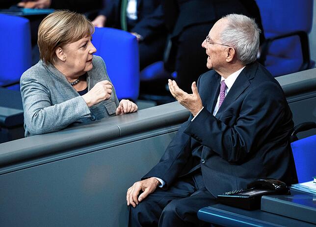 Schäuble rechnet in seinen Memoiren nicht mit Merkel ab.
