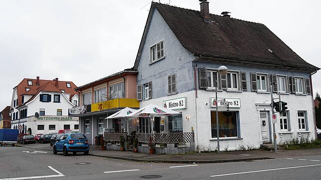 Wo sich früher die Metzgerei Jaser und das Autohaus Emminger befanden, sollen Wohnungen durch einen Investor entstehen. Getan hat sich ...