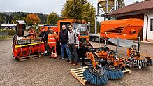 Die Bauhofmitarbeiter Marcus Jehle, Sven Blind und Matthias Knab freuen sich mit Bauhofleiter Karl-Heinz Peduzzi und Bürgermeister ...