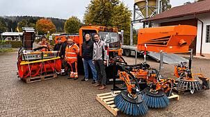 Die Bauhofmitarbeiter Marcus Jehle, Sven Blind und Matthias Knab freuen sich mit Bauhofleiter Karl-Heinz Peduzzi und Bürgermeister ...