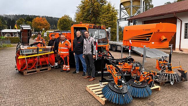 Die Bauhofmitarbeiter Marcus Jehle, Sven Blind und Matthias Knab freuen sich mit Bauhofleiter Karl-Heinz Peduzzi und Bürgermeister ...