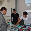 Oberbürgermeister Klaus Eberhardt (links) hat am Dienstag I-Pads an die Goetheschule übergeben.