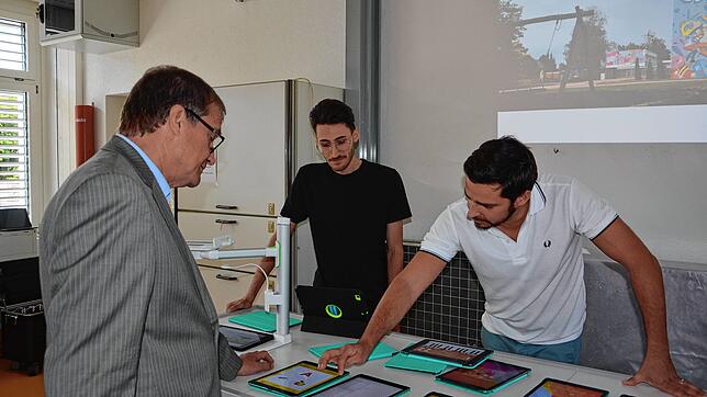 Oberbürgermeister Klaus Eberhardt (links) hat am Dienstag I-Pads an die Goetheschule übergeben.