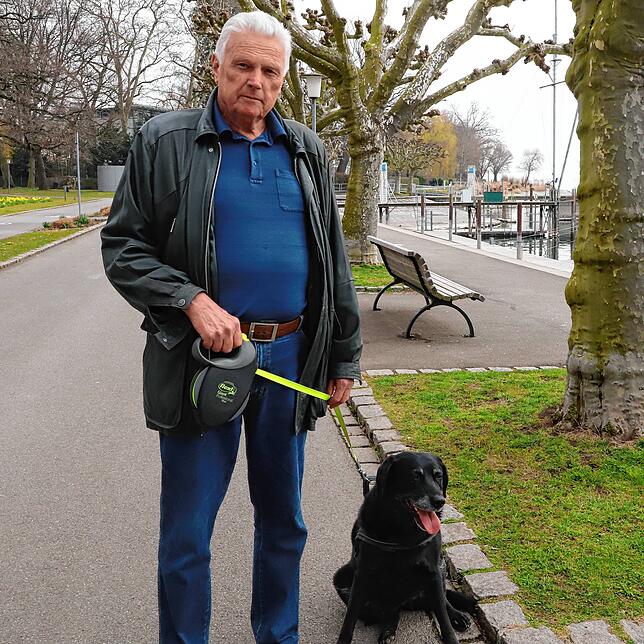 Jens Stolzenberg geht seit 20 Jahren regelmäßig mit Hunden spazieren. Hier ist er mit seinem Labrador Tina unterwegs auf der Seestraße.