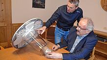 Die modernen LED-Leuchten sparen Energie und reduzieren letztlich den CO?-Ausstoß, für Bürgermeister Thomas Kaiser (rechts) ein ...