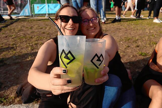 Bild 17: 1000 Besucher feiern eine Beachparty im Uferpark