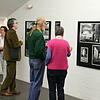 Viele Besucher nahmen sich bei der Ausstellung Zeit, um über die Fotografien zu diskutieren.
