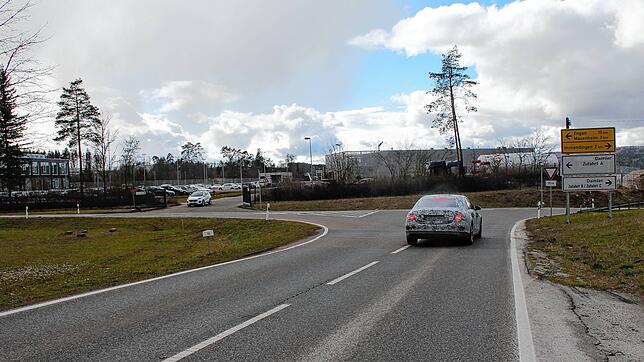 An der Einmündung der Kreisstraße aus Hattingen in die Landesstraße 225 soll ein Kreisverkehr entstehen, der auf der gegenüberliegenden ...
