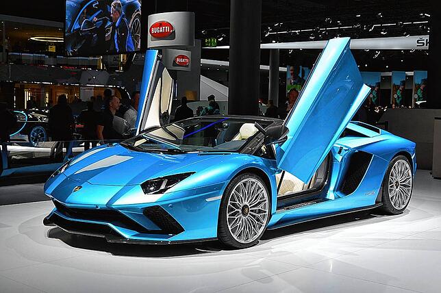 Einen Lamborghini Aventador S Roadster, wie er auch im Fuhrpark von Bruno Göggel steht, gibt es ab 370.000 Euro zu kaufen.