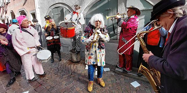Der bekannte Konstanzer Jazzmusiker Bernd Konrad (Mitte) mir einer seiner Combos an der Ecke Salmannsweilergasse.