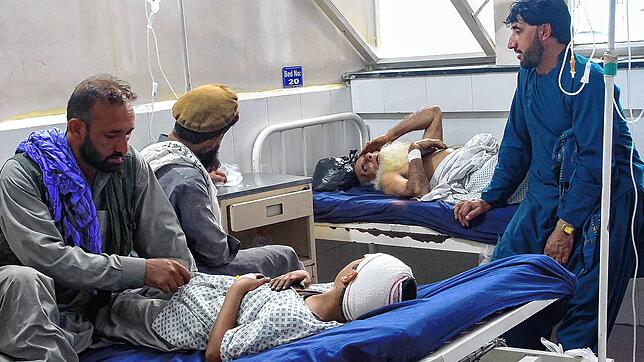 Verletzte werden nach einem Erdbeben der Stärke 6,0 in einem afghanischen Krankenhaus versorgt.