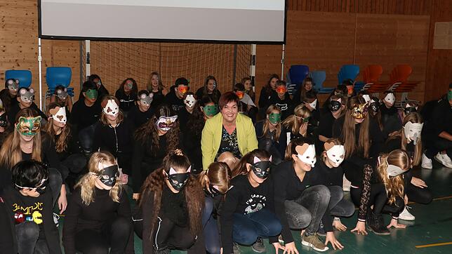 Mittendrin in der Vorführung der Schülermitverantwortung (SMV): Die neue Leiterin der Realschule, Katja Fox zeigt im Rahmen der ...