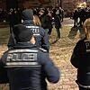 Polizisten beobachten einen sogenannten Corona-Spaziergang in Villingen. Auch in Tuttlingen ist dieses Protestphänomen anzutreffen. Von ...