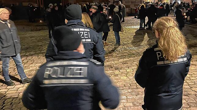 Polizisten beobachten einen sogenannten Corona-Spaziergang in Villingen. Auch in Tuttlingen ist dieses Protestphänomen anzutreffen. Von ...
