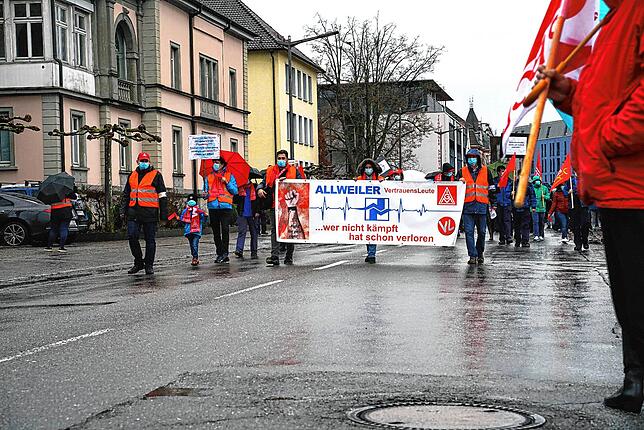 Vor dem Haupteingang des Allweiler-Werks in der Schützenstraße Radolfzell trafen sich im Februar 2021 Arbeitnehmer und die Gewerkschaft ...