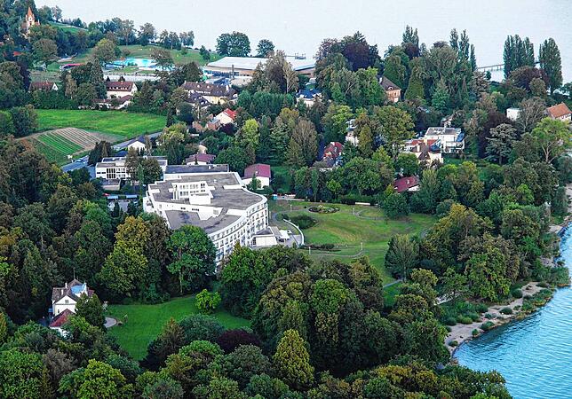 Direkt am Ufer des Bodensees: Der Konstanzer Standort der Kliniken Schmieder.