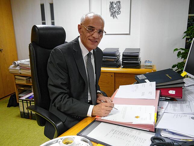 Nach der schweren Infektion drängt es den Bürgermeister jetzt zurück an seine Arbeit so wie hier im Dezember 2020.