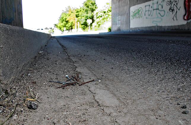 Auch unter der Brücke liegen zahlreiche Nägel, bereits verrostete und auch neue. Die kleine Ansammlung von Nägel auf dem Bild lagen ...