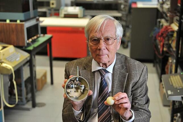 Rainer Mallebrein präsentiert im Deutschen Computermuseum in Stuttgart (2014) das Innenleben der Konstanzer Rollkugelsteuerung (RKS). ...