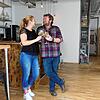 Aus der Baustelle ist eine Bar geworden. Sam Kretschmer und Mike Dilnot stoßen an: Bis Oktober soll der Eröffnung der ...