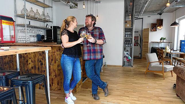 Aus der Baustelle ist eine Bar geworden. Sam Kretschmer und Mike Dilnot stoßen an: Bis Oktober soll der Eröffnung der ...
