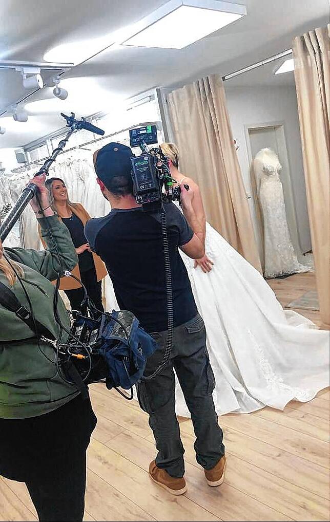 So liefen die Dreharbeiten beim Brautladen Elegance ab: Ein Kameramann filmt die Beratung, ein weiterer Tv-Profi nimmt den Ton auf.