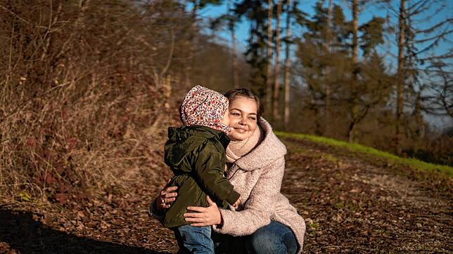 Ein Jahr nach der Stammzell-Transplantation: Rebecca Kranich ist überglücklich, ihre kleine Tochter in die Arme schließen zu können.