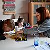 Mareike Wenk beim Homeschooling mit Julian und Amélie &ndash; Johanna ist jetzt wieder im Kindergarten.