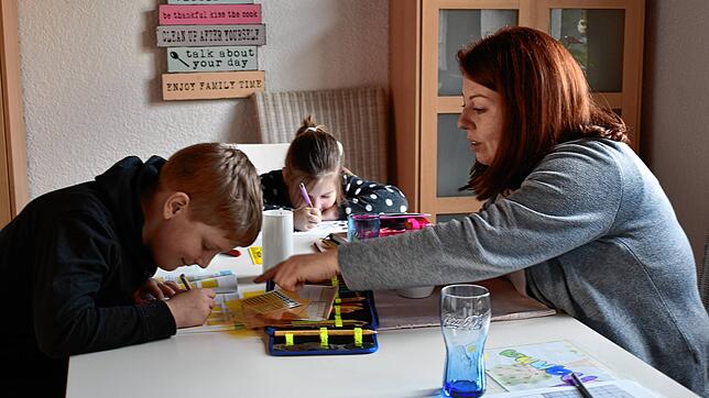 Mareike Wenk beim Homeschooling mit Julian und Amélie &ndash; Johanna ist jetzt wieder im Kindergarten.