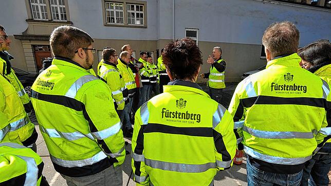Einmal im Jahr gibt es bei der Fürstenberg Brauerei einen Safety Day. Sicherheitsunterweisungen für die Belegschaft gehören auch zu den ...