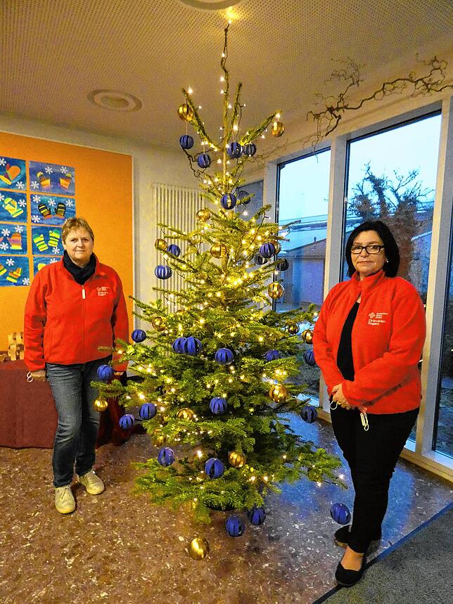 Mit Einsatz: Ria Stüber und Monika Weiss (links) vom Dogerner DRK wissen, wie wertvoll für viele Menschen an Weihnachten neben ...