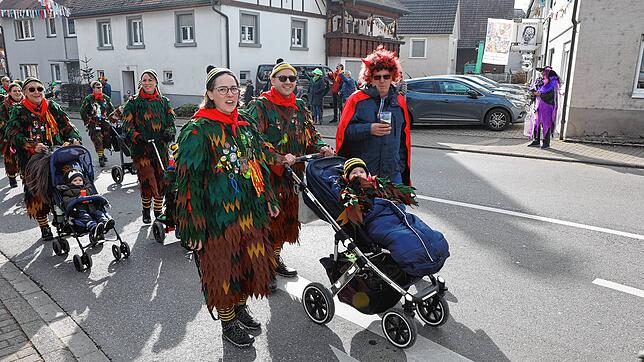 Bild 23: Seenarrentreffen in Dettingen: Auf dem Dorfplatz steht jetzt der Narrenbaum