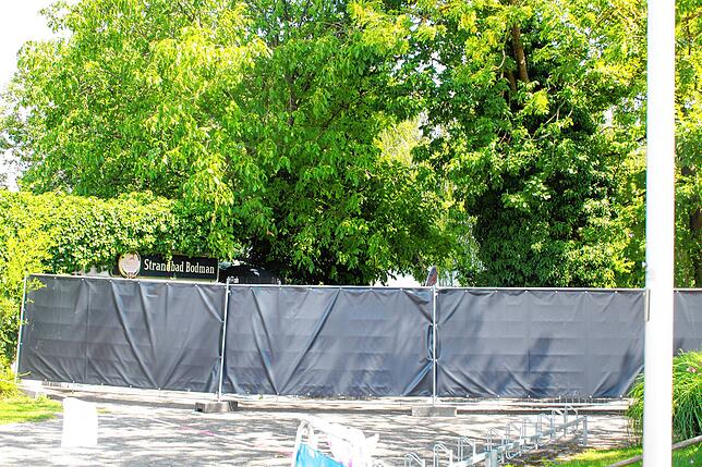Bild 4: Fans warten vor dem Strandbad Bodman auf den FC Liverpool