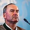 Hubert Aiwanger (Freie Wähler) spricht auf einer Pressekonferenz. Bayerns Vize-Regierungschef Hubert Aiwanger hat sich in der Affäre um ...