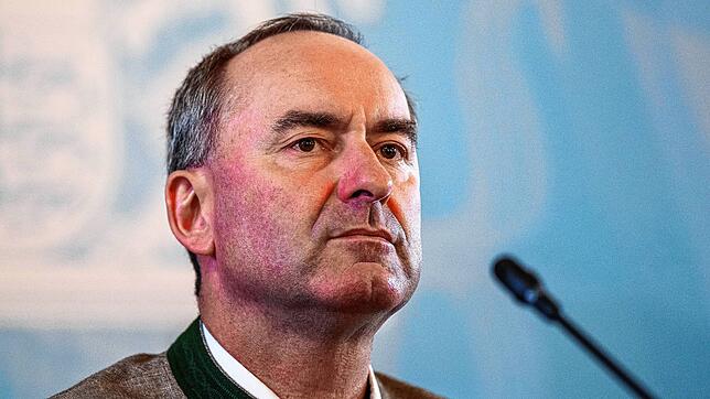Hubert Aiwanger (Freie Wähler) spricht auf einer Pressekonferenz. Bayerns Vize-Regierungschef Hubert Aiwanger hat sich in der Affäre um ...