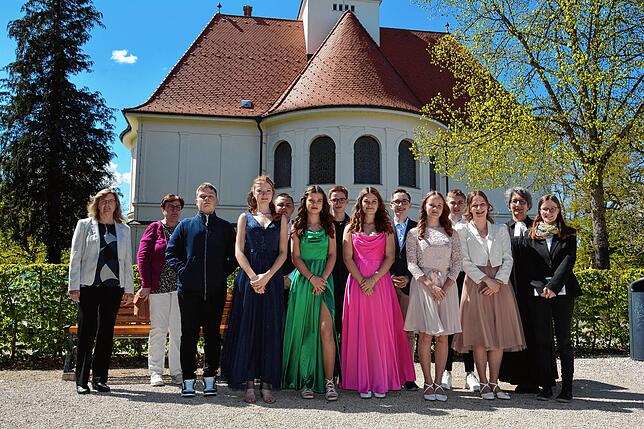 Konfirmation in der Christuskirche, zweite Feier am Samstag, 27. April (von links): Susan Hoyer (Kirchengemeinderätin), Ursel Abele ...