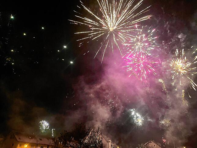 Die Explosionen bringen den Rauch in der Luft zum Leuchten.