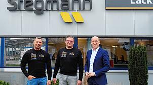 Geschäftsführer Markus Stegmann und David Am Ende (von links) haben sich bei einem Besuch von Bürgermeister Jonathan Berggötz über ...