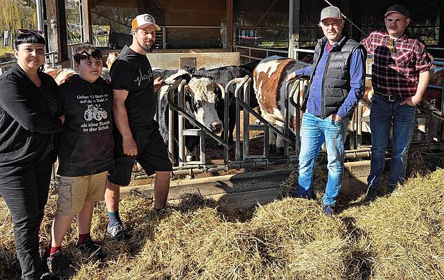Die Freunde pensionierter Milchkühe und verrenteter Bullen auf dem Erlenhof. Von links: Miriam Stump mit ihrem Sohn Oscar und ihrem Mann ...