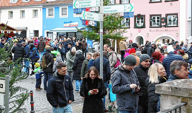 Viel los ist am Sonntag während des Adventsmarktes an der Quelle 2024.